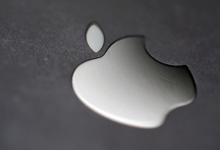 © Reuters. Apple planea reemplazar con sus propios chips a los de Intel en ordenadores Mac
