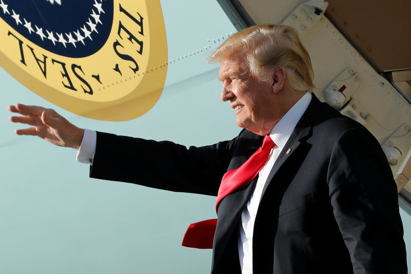 © Reuters. FILE PHOTO: President Donald Trump arrives at Palm Beach International Airport