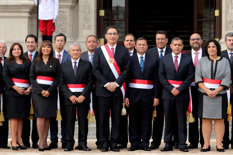 © Reuters. Vizcarra e novos ministros posam em palácio de governo em Lima