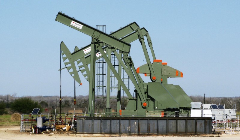 © Reuters. FILE PHOTO - A pump jack used to help lift crude oil from a well in South Texas’ Eagle Ford Shale formation stands idle in Dewitt County Texas