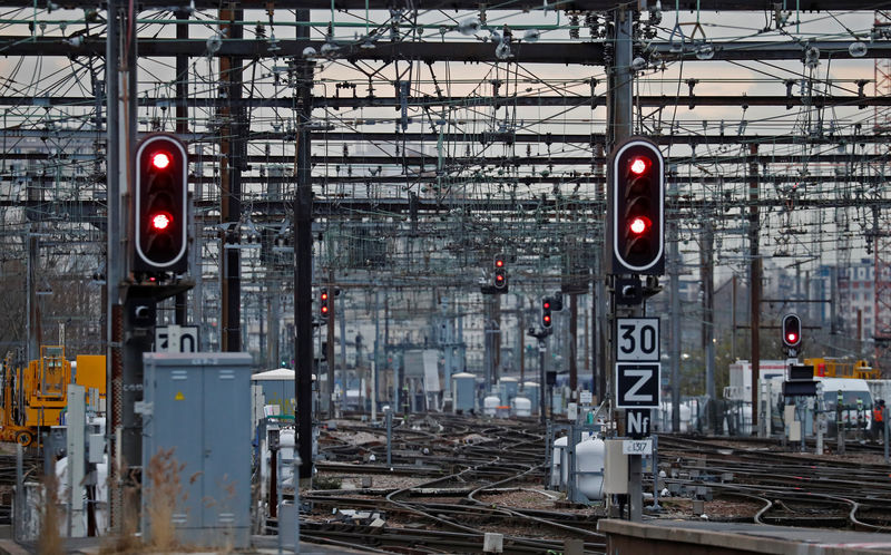 © Reuters. Empty railway tracks are seen at Gare de Lyon train station in Paris during a nationwide strike by French SNCF railway workers