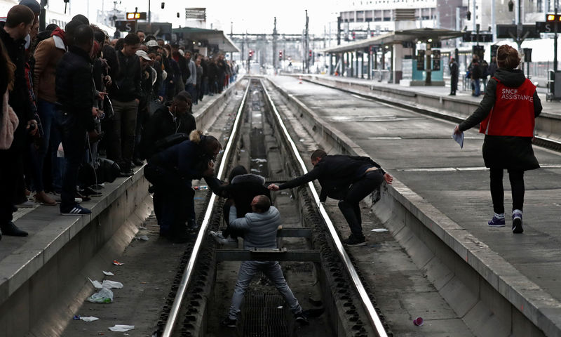 © Reuters. Los sindicatos ferroviarios franceses ponen a prueba a Macron con una huelga masiva