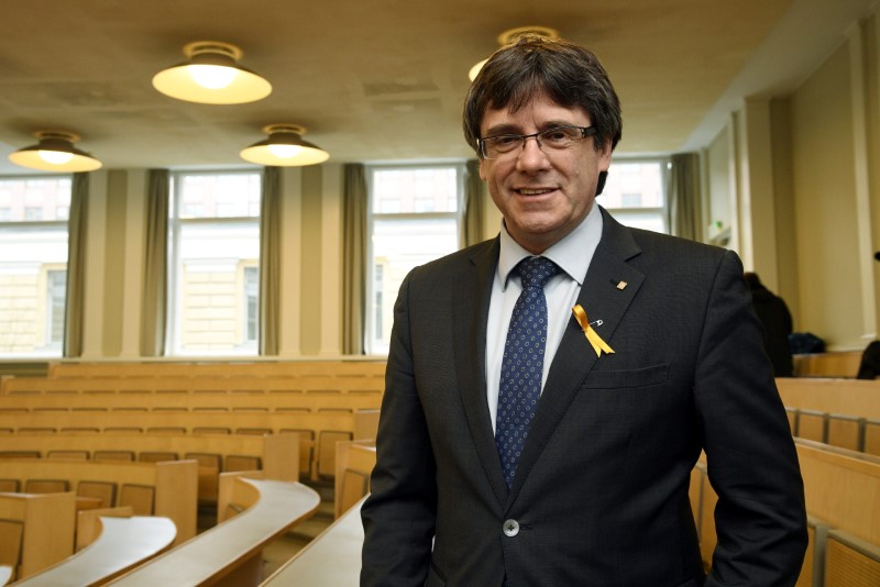 © Reuters. il leader indipendentista catalano deposto Carles Puigdemont