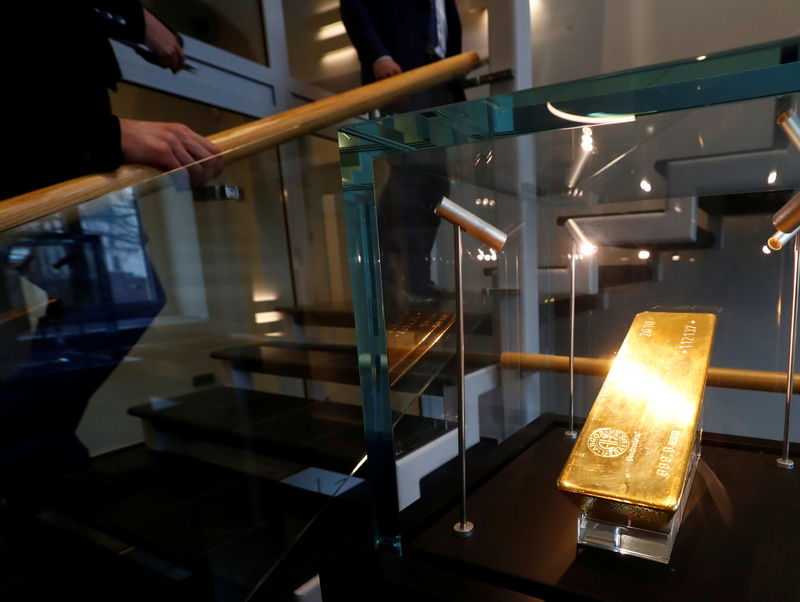 © Reuters. Слиток золота в штаб-квартире банка ABLV в Риге