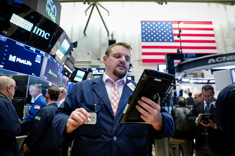 © Reuters. Traders work on the floor of the NYSE in New York