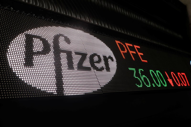 © Reuters. A logo of Pfizer is displayed on a monitor outside of the New York Stock Exchange shortly after the opening bell in New York