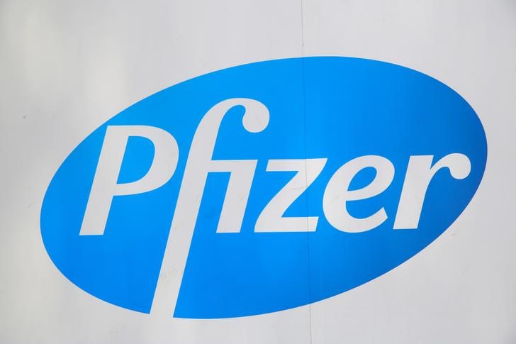 © Reuters. The Pfizer logo is seen at their world headquarters in Manhattan, New York, U.S.