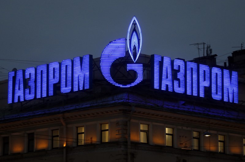 © Reuters. The company logo of Russian natural gas producer Gazprom is seen on an advertisement installed on the roof of a building in St. Petersburg