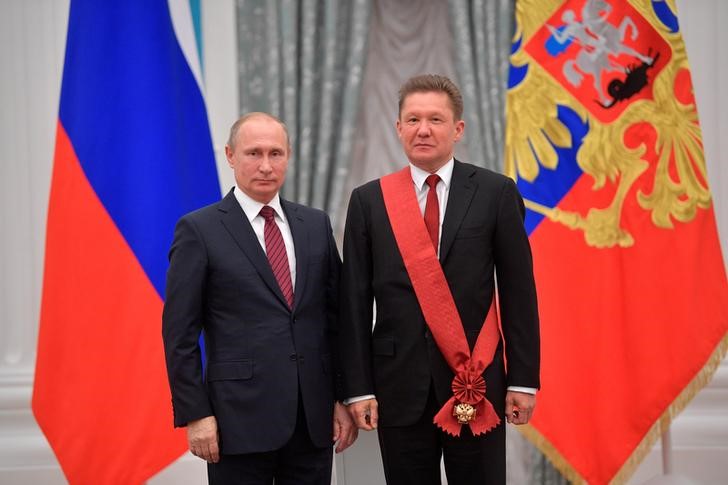 © Reuters. Il presidente russo, Vladimir Putin (S),  con l'AD di Gazprom Alexei Miller al Cremlino