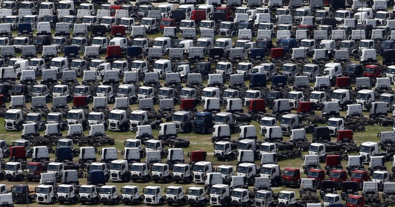 © Reuters. Veículos são vistos em estacionamento de fábrica em São Bernando do Campo