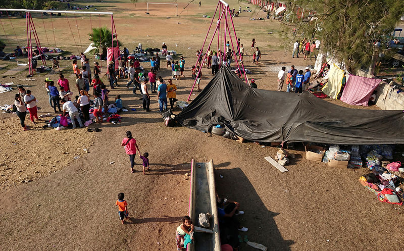 © Reuters. Imigrantes que participam de uma caravana para os Estados Unidos são vistos em Oaxaca, México