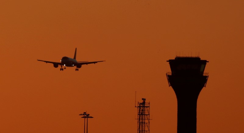© Reuters. FILE PHOTO: A passenger plane on its approach to London Luton Airport