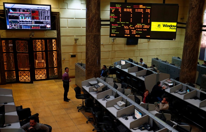 © Reuters. البورصة المصرية تهبط بعد سحب عرض استحواذ، وتراجع معظم الأسواق الخليجية