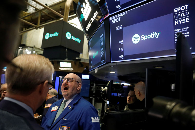 © Reuters. A price update is given on shares of Spotify before the company's direct listing on the floor of the New York Stock Exchange in New York