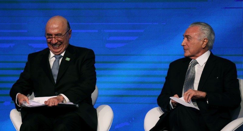 © Reuters. Presidente Michel Temer e ministro da Fazenda, Henrique Meirelles, durante evento em São Paulo