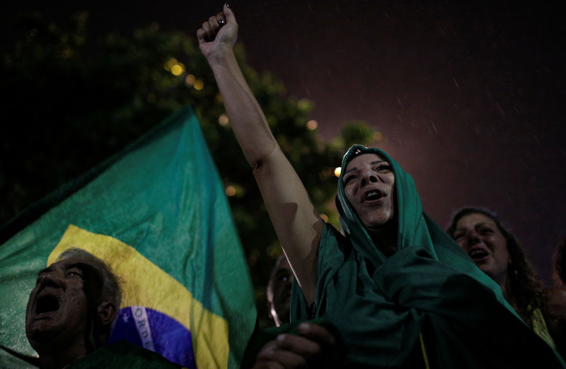 © Reuters. Manifestantes defendem prisão de Lula em protesto no Rio de Janeiro