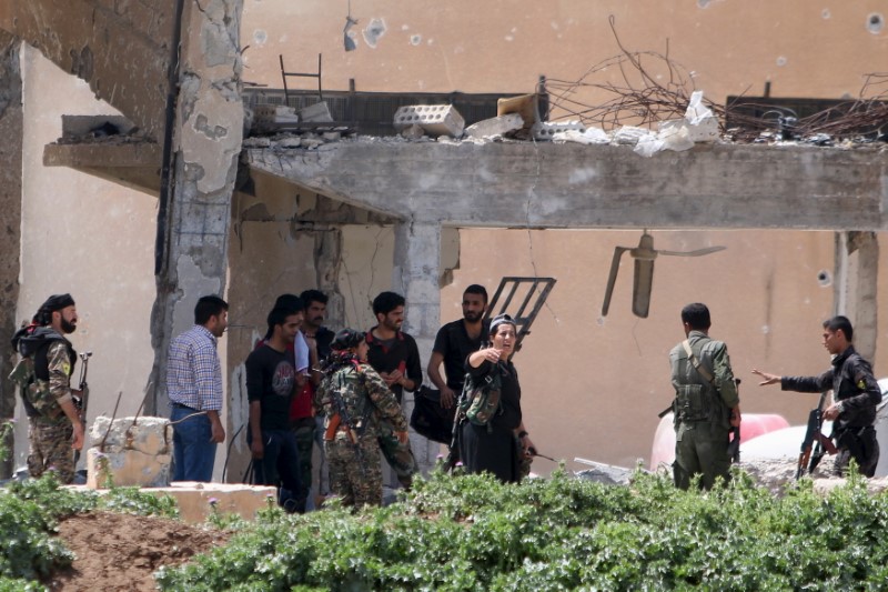 © Reuters. في شمال سوريا..مسؤولون بريطانيون يتعهدون بالتضامن مع السلطات الكردية