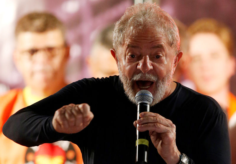 © Reuters. Lula faz discurso em Curitiba