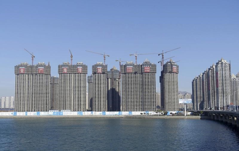 © Reuters. FILE PHOTO: Construction site for residential apartments is seen in Dalian, Liaoning province, China