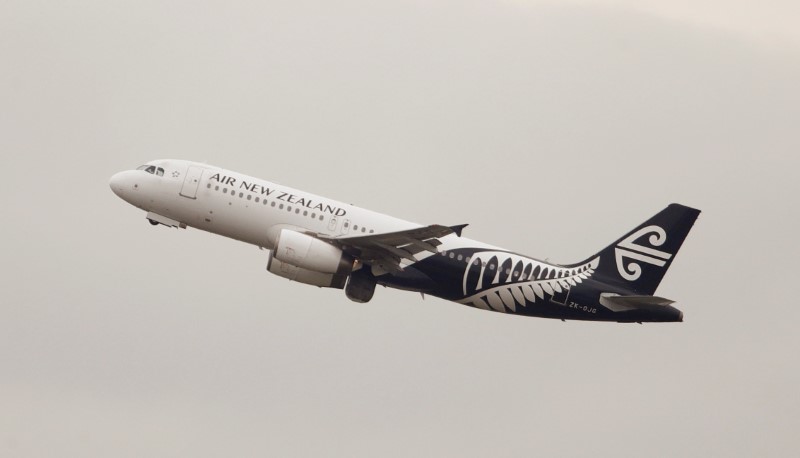 © Reuters. An Air New Zealand plane takes off from Kingsford Smith International Airport in Sydney