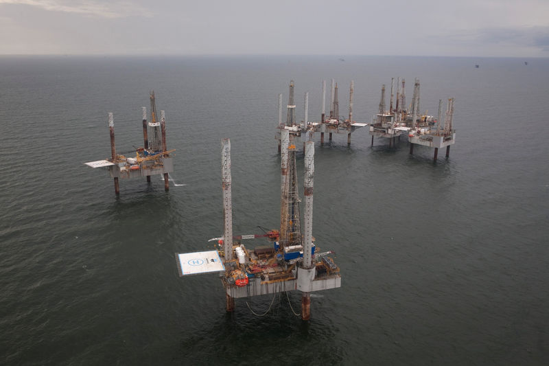 © Reuters. FILE PHOTO: Unused oil rigs sit in the Gulf of Mexico near Port Fourchon, Louisiana