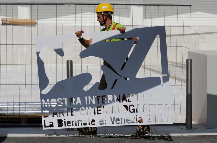 © Reuters. Operaio al lavoro per la mostra del cinema di Venezia