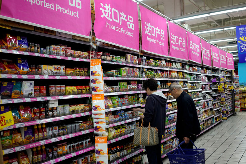 © Reuters. Импортные товары в шанхайском супермаркете
