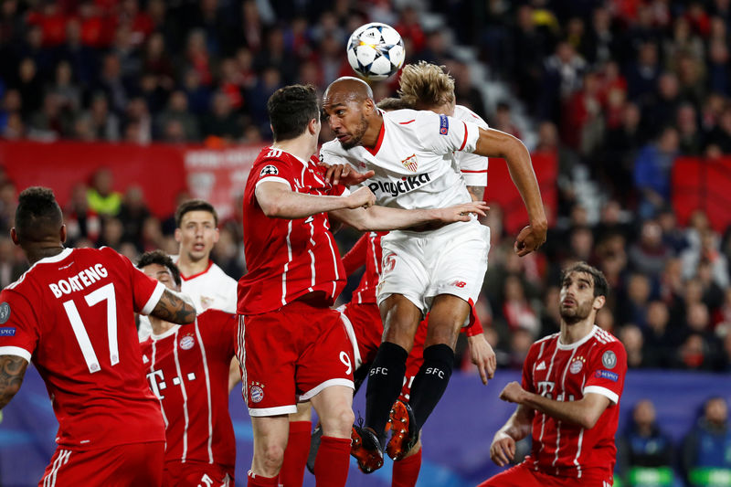 © Reuters. Los errores de Bayern podrían costarle caros en la vuelta contra el Sevilla