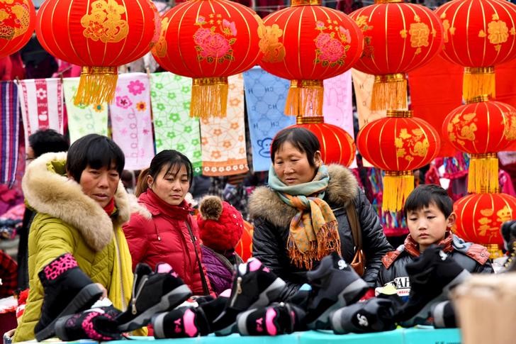 © Reuters. Consumidores fazem compras em feira na província de Shandong, na China