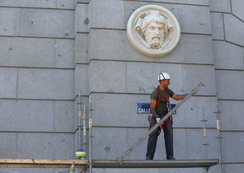 © Reuters. El sector de construcción español comienza a salir del bache