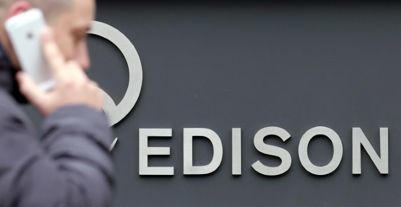 © Reuters. Il logo di Edison all'esterno della sede dell'azienda energetica, a Milano