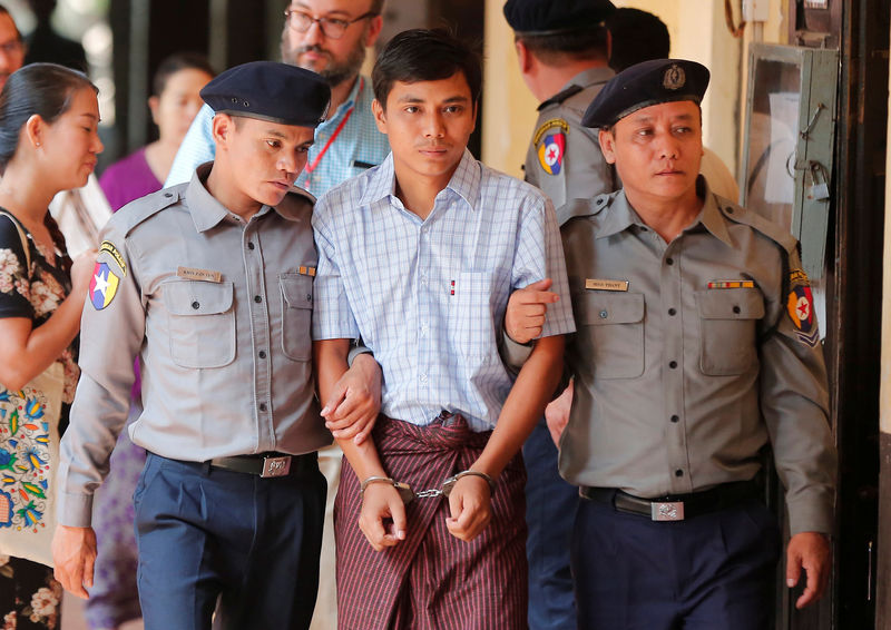 © Reuters. Jornalista da Reuters Kyaw Soe Oo é escoltado pela polícia em chegada a tribunal de Yangon