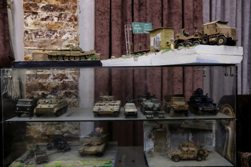 © Reuters. جنود عراقيون سابقون يصنعون نماذج مصغرة لتجسيد ذكرياتهم العسكرية