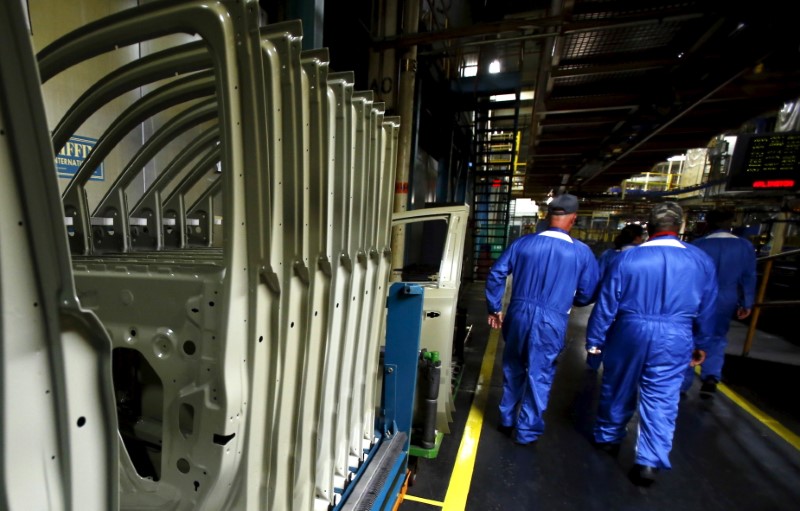 © Reuters. FILE PHOTO: People walk past a rack of SUV doors on a cart, at the General Motors Assembly Plant in Arlington, Texas