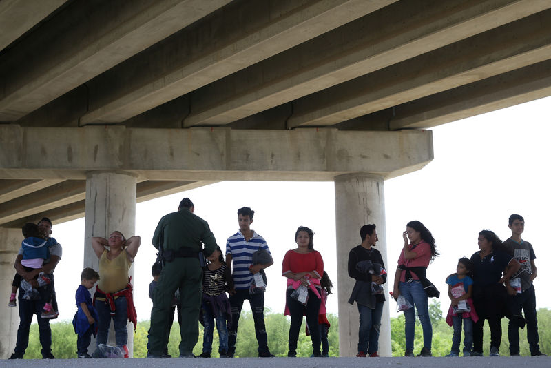 © Reuters. Imigrantes ilegais são detidos na fronteira entre o México e os Estados Unidos