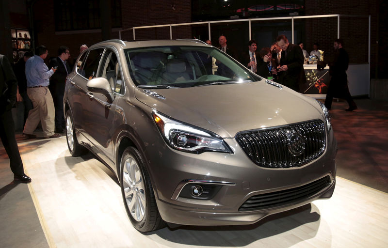 © Reuters. FILE PHOTO: General Motors Co. displays its U.S. version of the Buick Envision crossover in Detroit