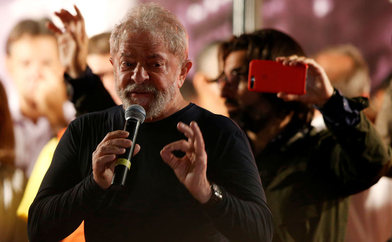 © Reuters. Ex-presidente Luiz Inácio Lula da Silva discursa em Curitiba