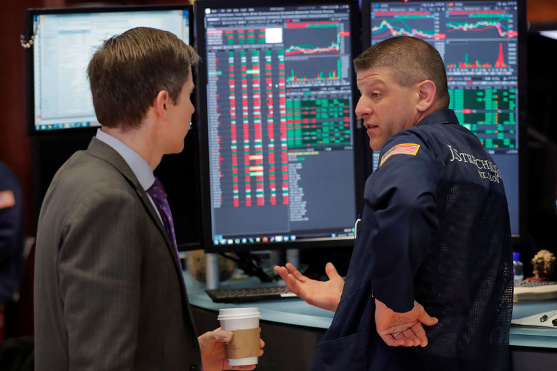 © Reuters. Traders react as they work on the floor of the New York Stock Exchange shortly after the opening bell in New York