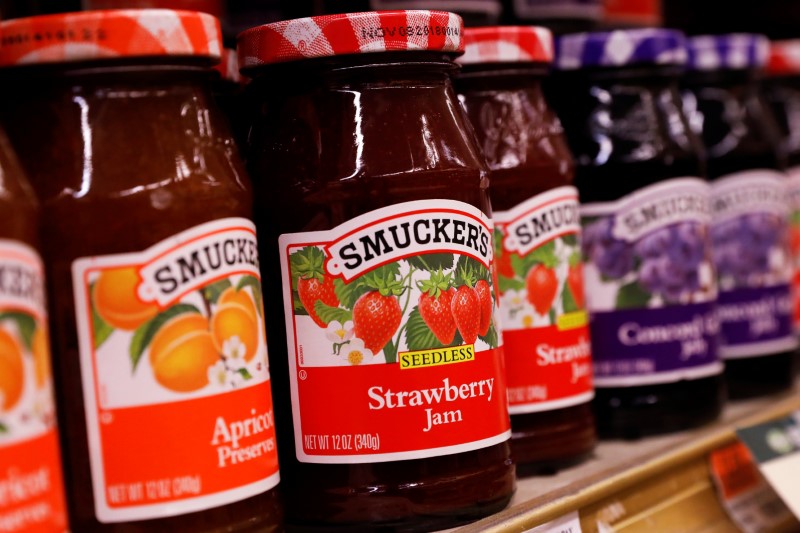 © Reuters. Containers of Smuckers's Jam are displayed in a supermarket in New York