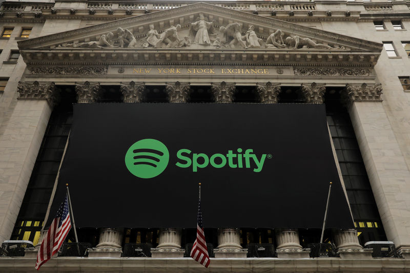 © Reuters. The Spotify logo hangs on the facade of the New York Stock Exchange as the company lists its stock with a direct listing in New York