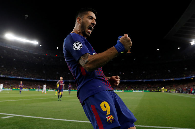© Reuters. El uruguayo Luis Suárez celebra tras anotar en la goleada de 4-1 del Barcelona sobre la Roma en el partido de ida de los cuartos de final de la Liga de Camepones