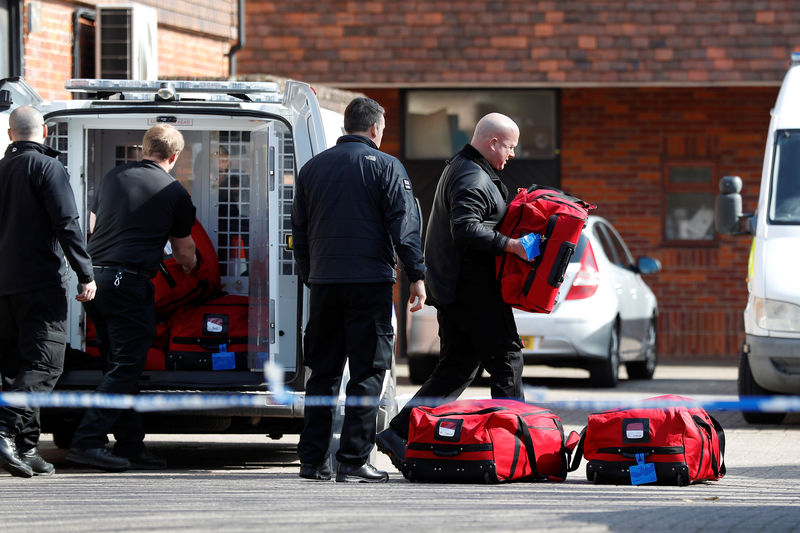 © Reuters. Policiais preparam equipamento para inspetores da Opaq começarem a trabakhar na cena do ataque ao ex-espião Sergei Skripal, em Salisbury, Reino Unido