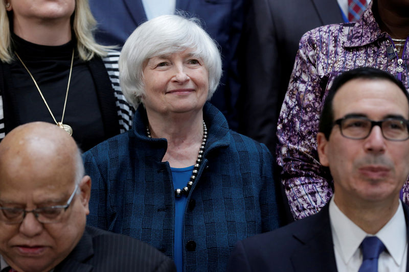 © Reuters. FILE PHOTO: Federal Reserve Chair Janet Yellen poses for IMF Governors family photo during the IMF/World Bank annual meetings in Washington