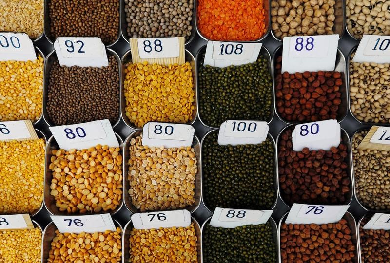 © Reuters. Price tags are seen on the samples of pulses that are kept on display for sale at a market in Mumbai