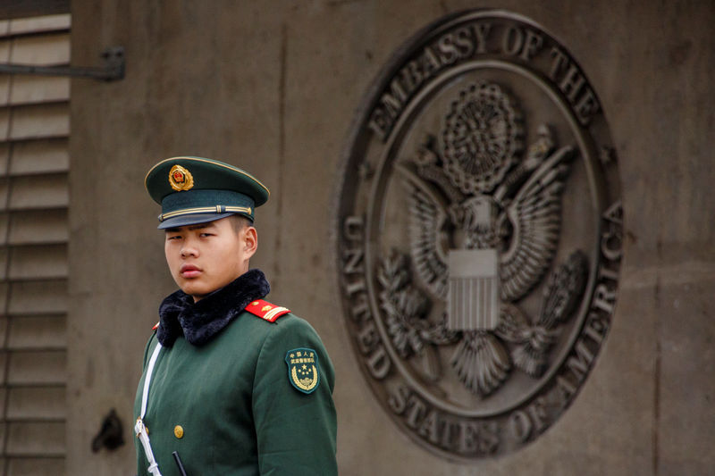© Reuters. Paramilitary police officer guards the entrance to the U.S. embassy in Beijing