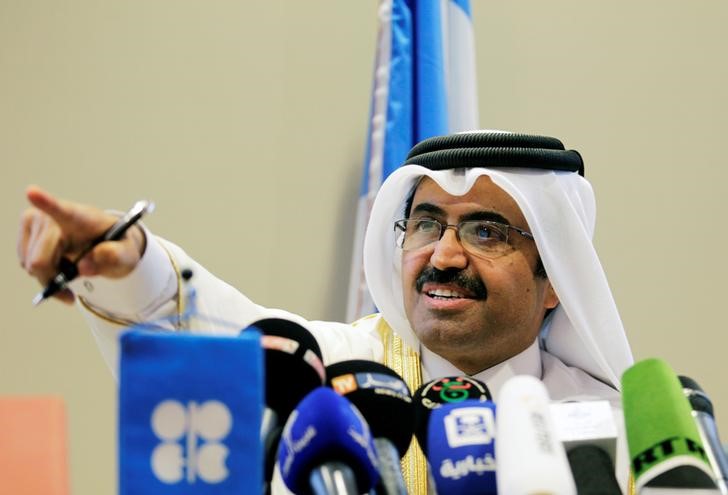 © Reuters. Министр энергетики Катара Мухаммед ас-Сада на пресс-конференции в Алжире
