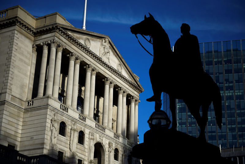 © Reuters. FILE PHOTO: A statue is silhouetted against the Bank of England in the City of London