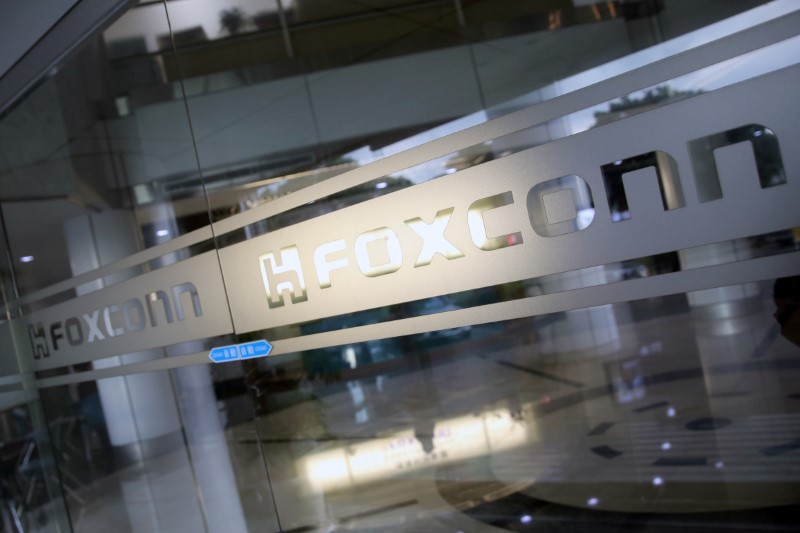 © Reuters. FILE PHOTO: The logo of Foxconn, the trading name of Hon Hai Precision Industry, is seen at its headquarters in New Taipei City