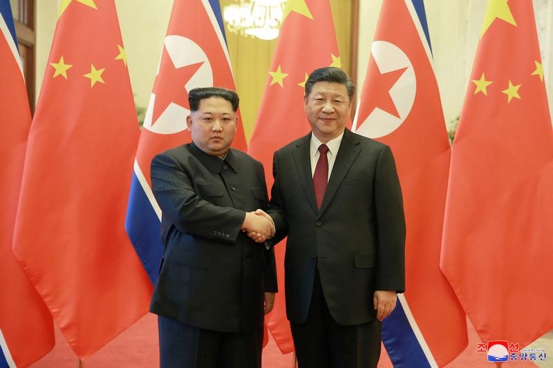 © Reuters. North Korean leader Kim Jong Un shakes hands with Chinese President Xi Jinping as he paid an unofficial visit to China