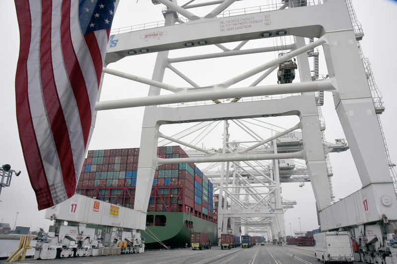 © Reuters. Shipping containers sit at the Port of Long Beach in Long Beach, California